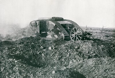 Britischer Panzer im Einsatz an der Westfront, 1917 von English Photographer
